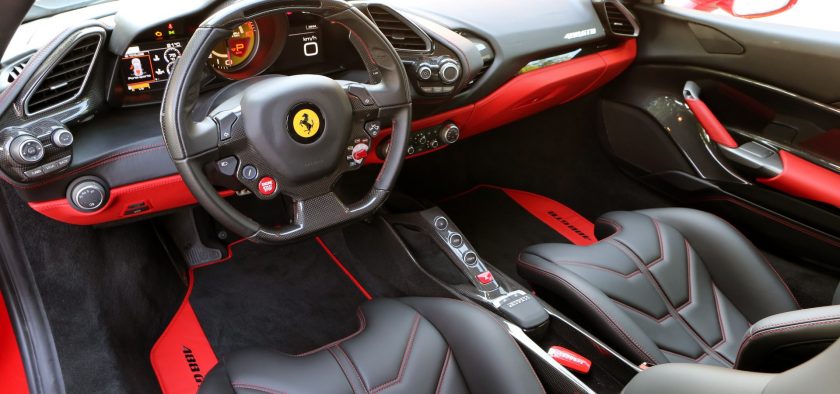 L'intérieur d'une Ferrari 488 GTB